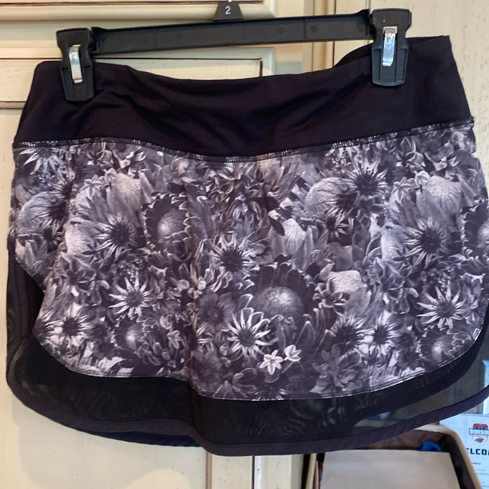 Lululemon HOTTY HOT Running Skirt/Skort. SIZE 6 LIKE NEW Black Floral mesh